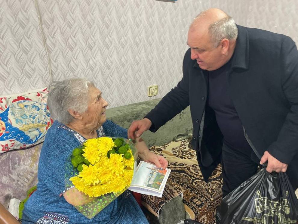 Забота о старшем поколении: в поселке Ялта поздравили с 99-летием участницу событий военных лет Валентину Овсянникову Забота о старшем поколении: в поселке Ялта поздравили с 99-летием участницу событий военных лет Валентину Овсянникову