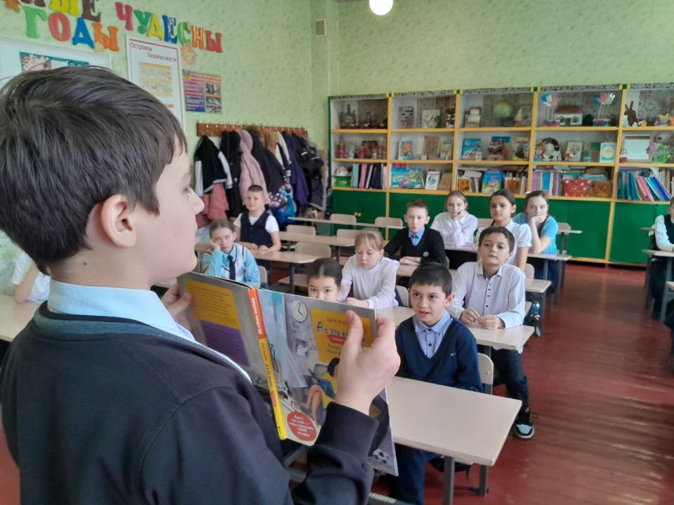 Хоровод весёлых книжек. Читать интересно! А читать вслух и вместе – интересно вдвойне! Все неравнодушные к книге и чтению отмечают праздник – Всероссийский день чтения вслух, который празднуется ежегодно в первую среду... Хоровод весёлых книжек. Читать интересно! А читать вслух и вместе – интересно вдвойне! Все неравнодушные к книге и чтению отмечают праздник – Всероссийский день чтения вслух, который празднуется ежегодно в первую среду...