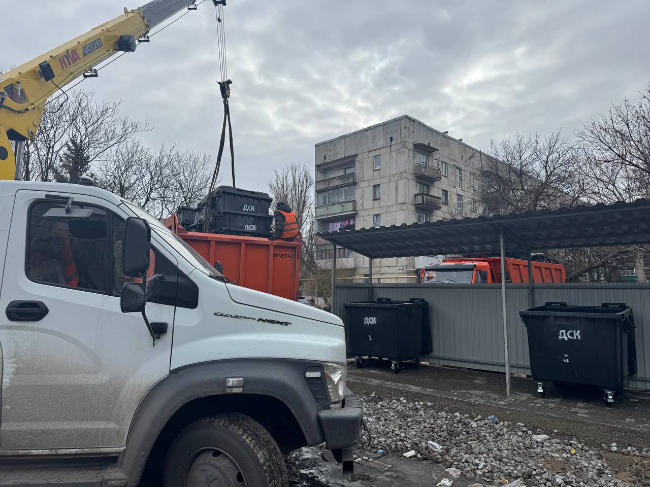 В Ждановке частично оборудовали новые контейнерные площадки для мусора В Ждановке частично оборудовали новые контейнерные площадки для мусора