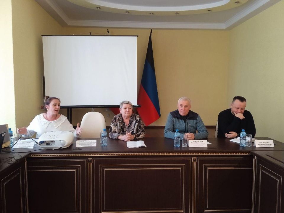 Представитель Минтруда ДНР объяснила принципы работы социального контракта в Харцызске Представитель Минтруда ДНР объяснила принципы работы социального контракта в Харцызске
