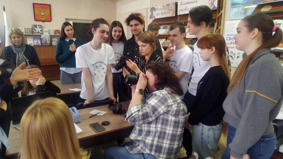 Горловская центральная библиотека имени Т.Г. Шевченко открывает двери талантливым молодым журналистам и фотографам Горловская центральная библиотека имени Т.Г. Шевченко открывает двери талантливым молодым журналистам и фотографам