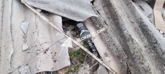 Рабочие разбросали битый шифер возле детской поликлиники в Кировском районе Донецка