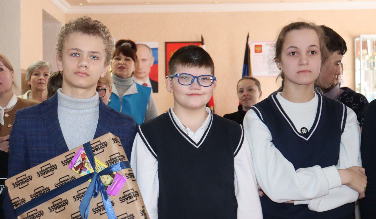 СЕРГЕЙ ПОЛХОВ ПОЗДРАВИЛ УЧИТЕЛЕЙ И ВОСПИТАННИКОВ ПОДШЕФНОЙ ДОНЕЦКОЙ СПЕЦИАЛЬНОЙ ШКОЛЫ-ИНТЕРНАТА №19 СЕРГЕЙ ПОЛХОВ ПОЗДРАВИЛ УЧИТЕЛЕЙ И ВОСПИТАННИКОВ ПОДШЕФНОЙ ДОНЕЦКОЙ СПЕЦИАЛЬНОЙ ШКОЛЫ-ИНТЕРНАТА №19