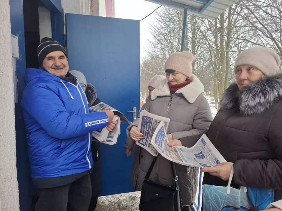 В пгт Мироновский раздают специальный выпуск газеты «Донецкая Республика» под названием «Возрождаем Донбасс вместе» В пгт Мироновский раздают специальный выпуск газеты «Донецкая Республика» под названием «Возрождаем Донбасс вместе»