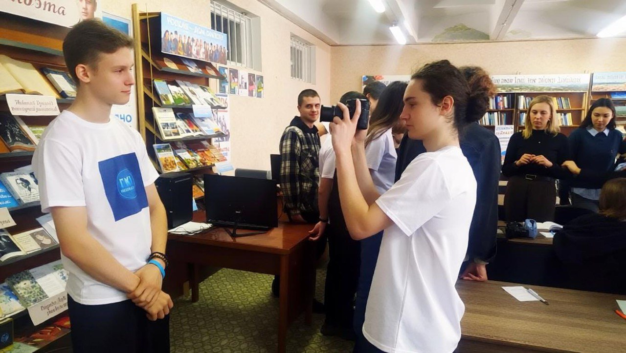 Горловская центральная библиотека имени Т.Г. Шевченко открывает двери талантливым молодым журналистам и фотографам Горловская центральная библиотека имени Т.Г. Шевченко открывает двери талантливым молодым журналистам и фотографам