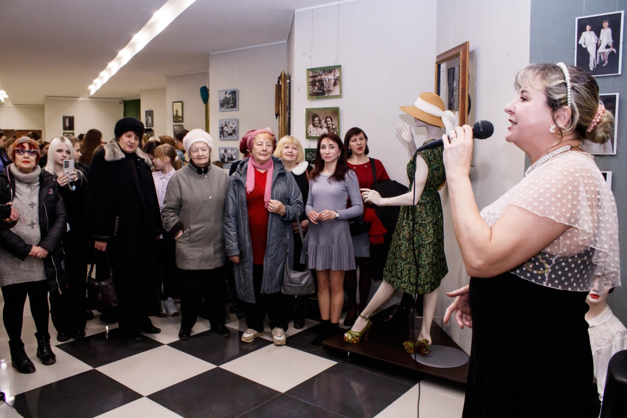 В Донецком республиканском краеведческом музее состоялось открытие выставки «Ода женщине» В Донецком республиканском краеведческом музее состоялось открытие выставки «Ода женщине»