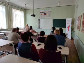 Управляющий делами администрации Амвросиевского муниципального округа Елена Фисенко провела встречу с трудовым коллективом Успенской школы