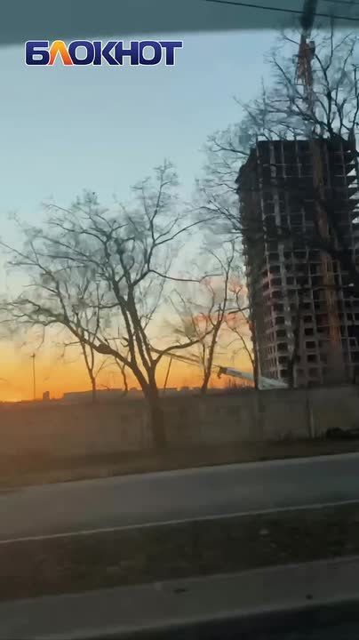 Красочный закат сегодня разгорелся в Донецке