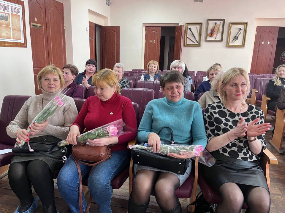 Сегодня, 5 марта, в преддверии праздника – Международного женского дня, в Муниципальном учреждении дополнительного образования «Музыкальная школа № 1 города Макеевки», состоялась праздничная встреча-концерт Сегодня, 5 марта, в преддверии праздника – Международного женского дня, в Муниципальном учреждении дополнительного образования «Музыкальная школа № 1 города Макеевки», состоялась праздничная встреча-концерт