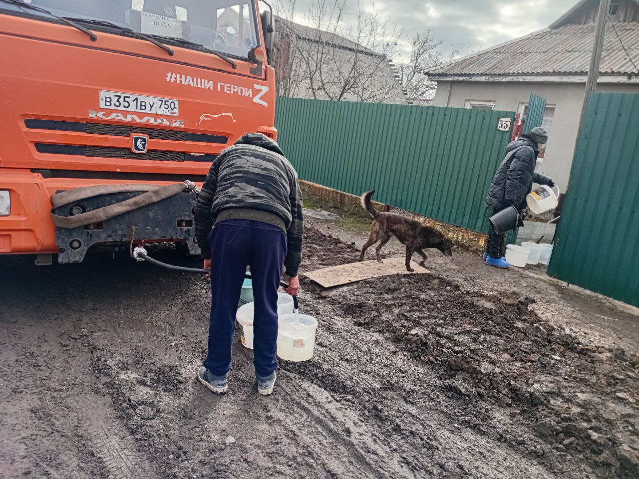 В Кировском внутригородском районе при поддержке региона-шефа Московская область продолжается подвоз воды для жителей домов, в которые в установленный графиком день не поступила вода В Кировском внутригородском районе при поддержке региона-шефа Московская область продолжается подвоз воды для жителей домов, в которые в установленный графиком день не поступила вода