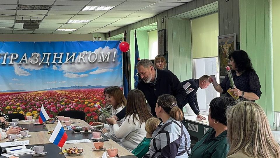 В преддверии Международного женского дня, в рамках партийного проекта "Крепкая семья" в посёлке Мангуш состоялась встреча Секретаря местного отделения партии "Единая Россия" Бориса Владимировича Тримы с многодетными семьями В преддверии Международного женского дня, в рамках партийного проекта "Крепкая семья" в посёлке Мангуш состоялась встреча Секретаря местного отделения партии "Единая Россия" Бориса Владимировича Тримы с многодетными семьями