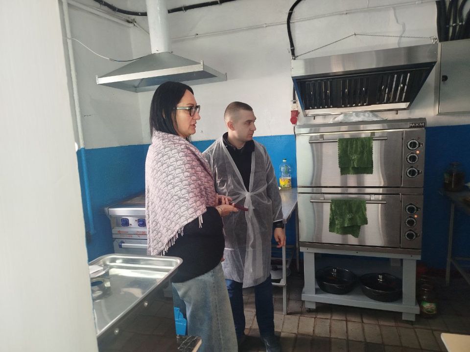 В ходе рабочего визита в Старобешевскую школу №2 Врип главы муниципального образования Старобешевский муниципальный округ Алексей Черкашин по поручению Главы Донецкой Народной Республики Дениса Пушилина проверил ход... В ходе рабочего визита в Старобешевскую школу №2 Врип главы муниципального образования Старобешевский муниципальный округ Алексей Черкашин по поручению Главы Донецкой Народной Республики Дениса Пушилина проверил ход...