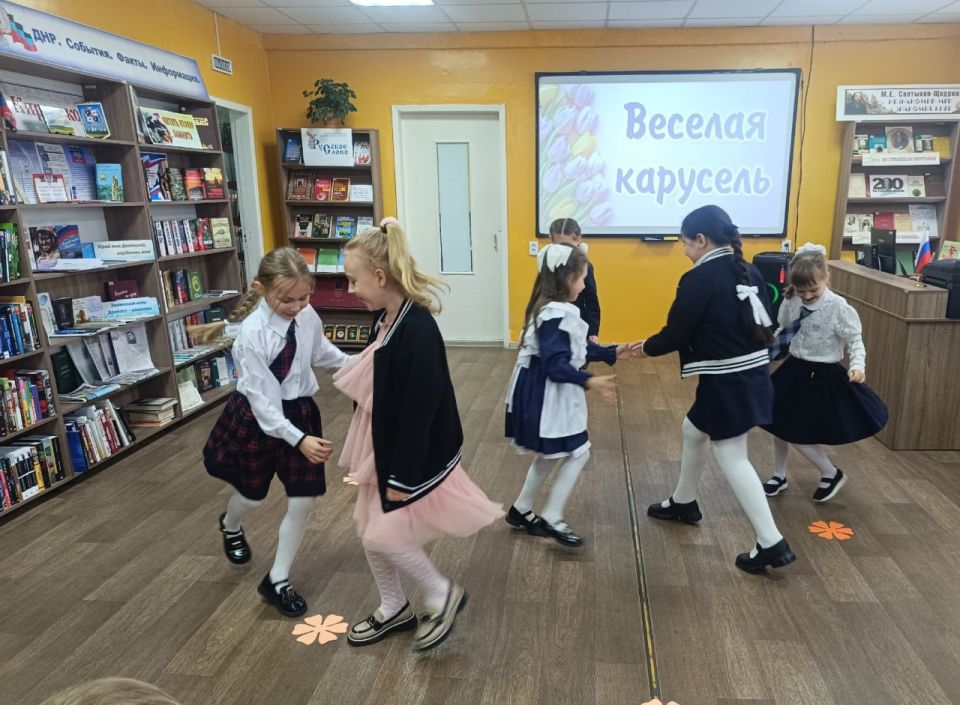 В библиотеке Кировского прошло мероприятие к Международному женскому дню В библиотеке Кировского прошло мероприятие к Международному женскому дню