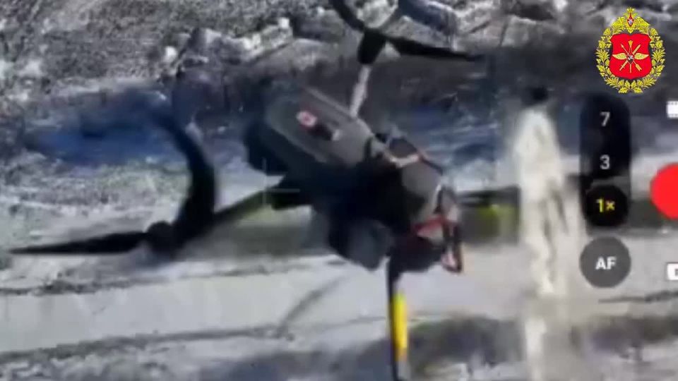 Минобороны России: 00:00 Расчеты БПЛА «Молния-2» уничтожили пункты управления беспилотниками ВСУ на Краснолиманском и Днепропетровском направлениях