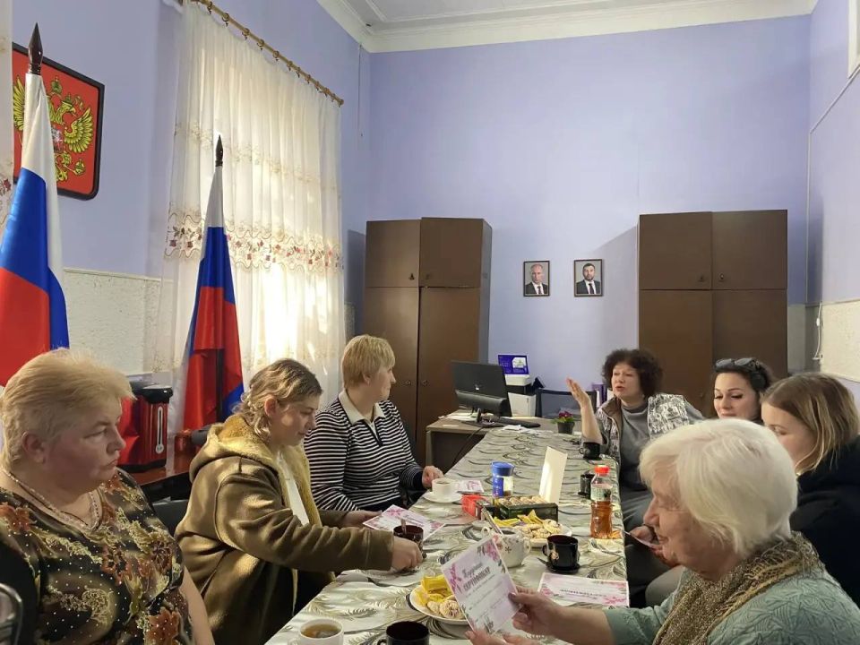 В преддверии 8 Марта, в Зугрэсском городском Дворце культуры прошла трогательная встреча с вдовами и матерями погибших на СВО В преддверии 8 Марта, в Зугрэсском городском Дворце культуры прошла трогательная встреча с вдовами и матерями погибших на СВО