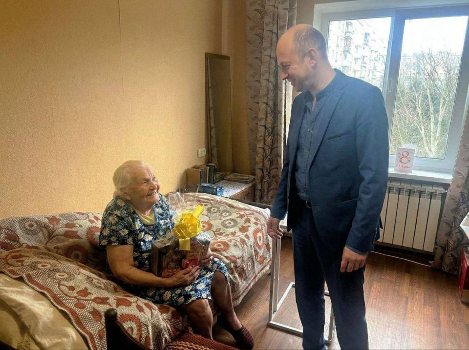 Весна, традиционно ассоциирующаяся с женской красотой, имеет особое значение для женщин Весна, традиционно ассоциирующаяся с женской красотой, имеет особое значение для женщин