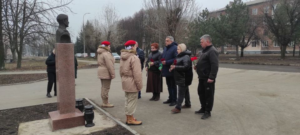 Сегодня, 5 марта, руководитель Управы Кировского внутригородского района Администрации городского округа Макеевка Донецкой Народной Республики Андрей Хорошко, депутат Народного Совета Наталья Бурцева, депутаты Макеевского... Сегодня, 5 марта, руководитель Управы Кировского внутригородского района Администрации городского округа Макеевка Донецкой Народной Республики Андрей Хорошко, депутат Народного Совета Наталья Бурцева, депутаты Макеевского...