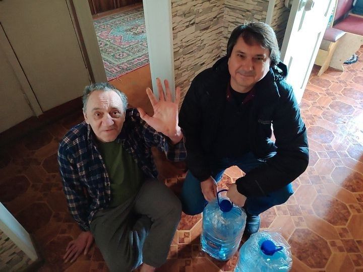 Роман Конев: 5 марта 2026 года депутаты Горловского городского совета от фракции «Единая Россия» Павел Калфакчиян и Андрей Костюк осуществили адресный подвоз питьевой воды Роман Конев: 5 марта 2026 года депутаты Горловского городского совета от фракции «Единая Россия» Павел Калфакчиян и Андрей Костюк осуществили адресный подвоз питьевой воды