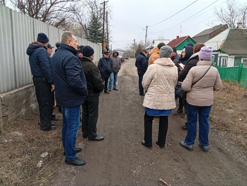 Валентин Левченко: Совместно с депутатом Донецкого городского совета фракции Единой России Сергеем Скидановым, провели встречу с жителями ул.Зои Космодемьянской микрорайона "Гладковка" Валентин Левченко: Совместно с депутатом Донецкого городского совета фракции Единой России Сергеем Скидановым, провели встречу с жителями ул.Зои Космодемьянской микрорайона "Гладковка"