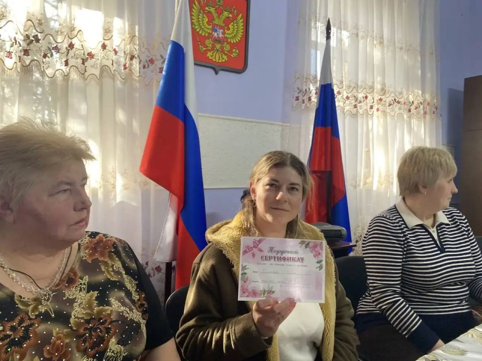 В преддверии 8 Марта, в Зугрэсском городском Дворце культуры прошла трогательная встреча с вдовами и матерями погибших на СВО В преддверии 8 Марта, в Зугрэсском городском Дворце культуры прошла трогательная встреча с вдовами и матерями погибших на СВО