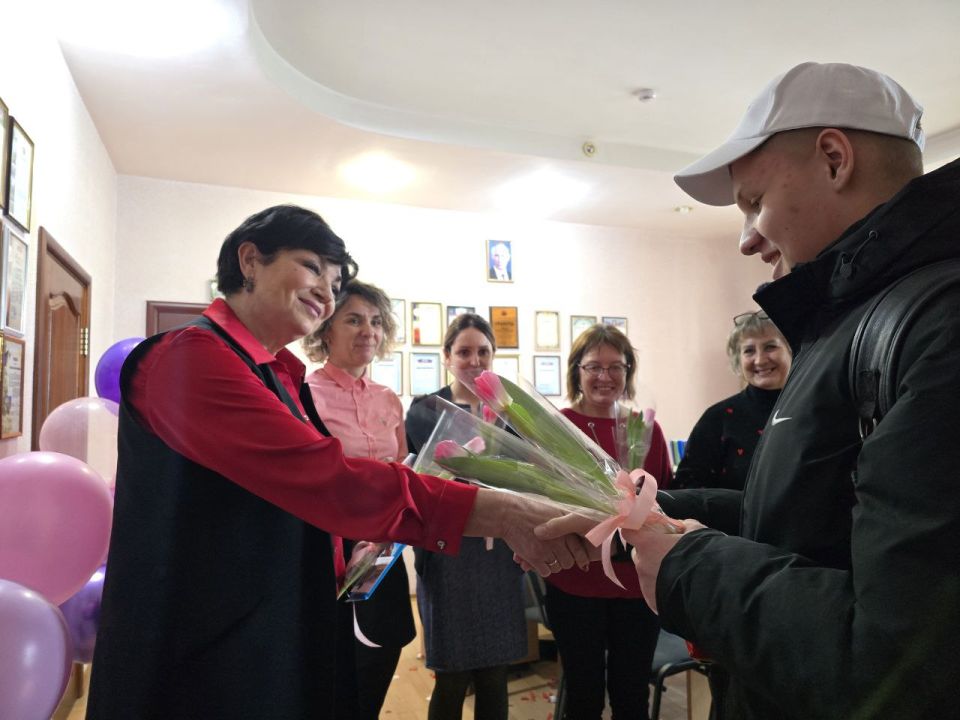 Сегодня, в преддверии Международного женского дня 8 Марта, сектор молодежной политики совместно с активистами Движения Первых поздравили Совет женщин города Дебальцево Сегодня, в преддверии Международного женского дня 8 Марта, сектор молодежной политики совместно с активистами Движения Первых поздравили Совет женщин города Дебальцево
