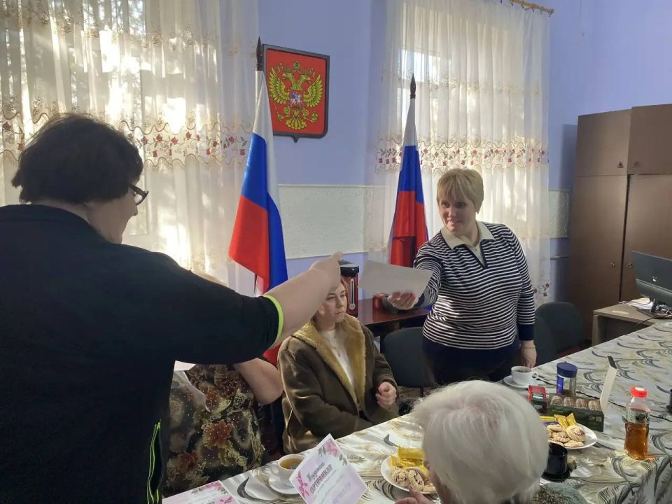 В преддверии 8 Марта, в Зугрэсском городском Дворце культуры прошла трогательная встреча с вдовами и матерями погибших на СВО В преддверии 8 Марта, в Зугрэсском городском Дворце культуры прошла трогательная встреча с вдовами и матерями погибших на СВО