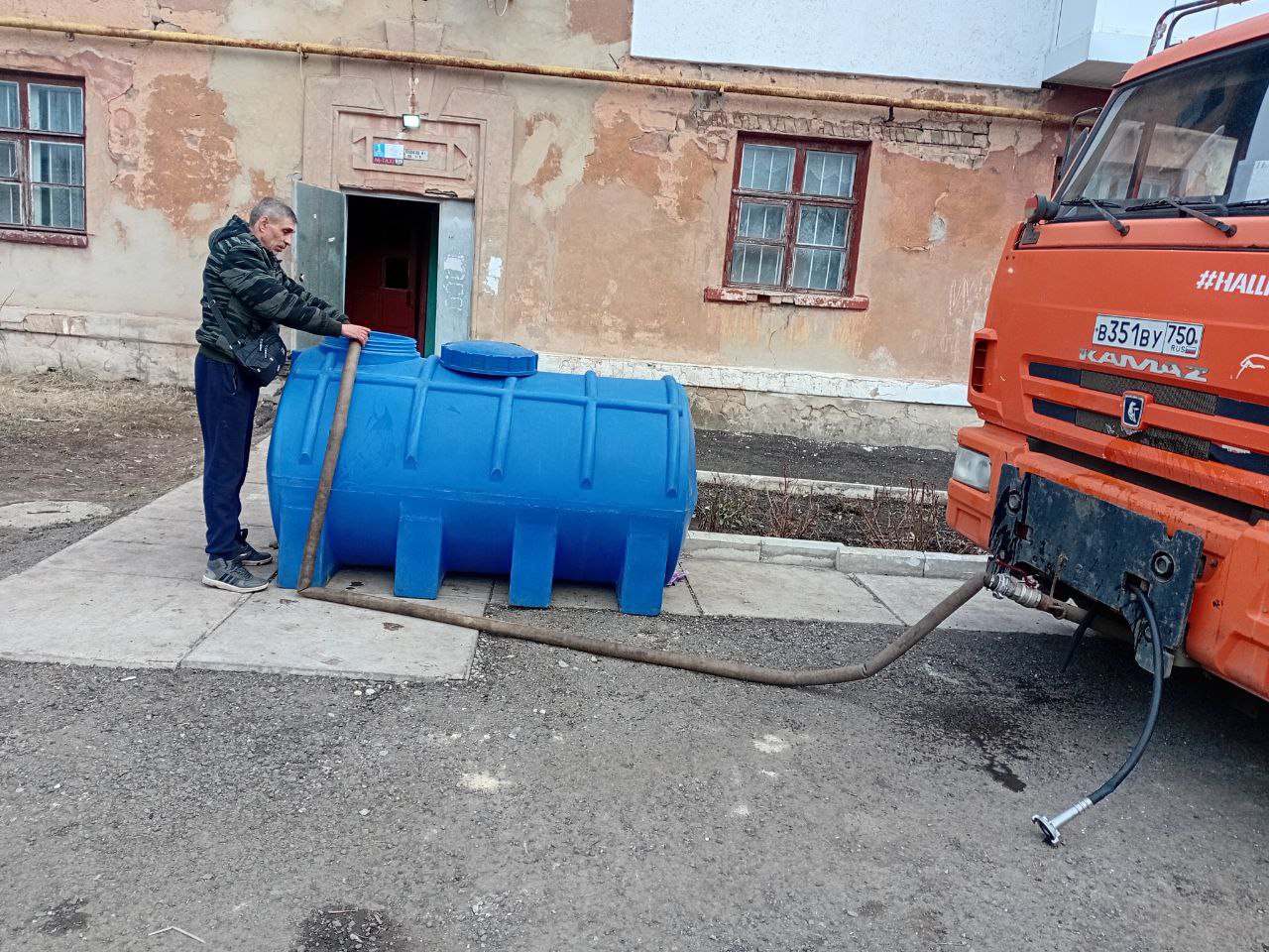В Кировском внутригородском районе при поддержке региона-шефа Московская область продолжается подвоз воды для жителей домов, в которые в установленный графиком день не поступила вода