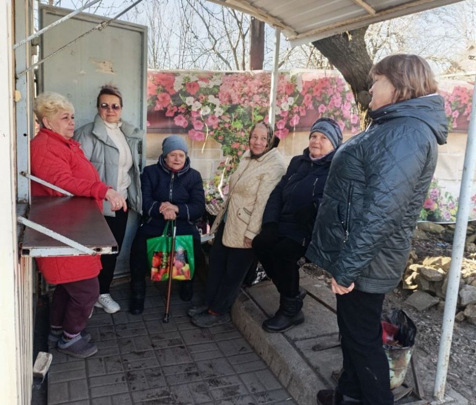 Сегодня, 5 марта, руководитель Управы Кировского внутригородского района Администрации городского округа Макеевка Донецкой Народной Республики Андрей Хорошко, депутат Народного Совета Наталья Бурцева, депутаты Макеевского... Сегодня, 5 марта, руководитель Управы Кировского внутригородского района Администрации городского округа Макеевка Донецкой Народной Республики Андрей Хорошко, депутат Народного Совета Наталья Бурцева, депутаты Макеевского...