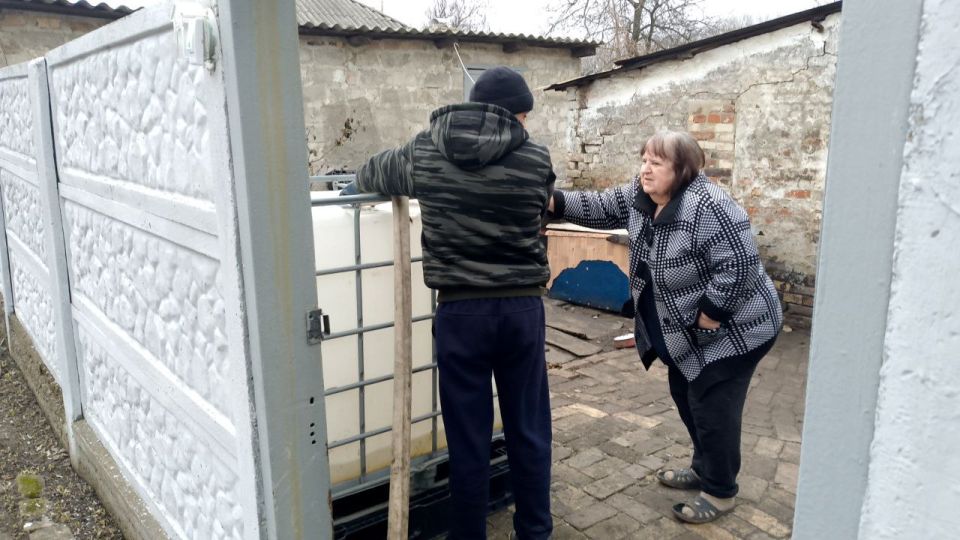 В Кировском внутригородском районе при поддержке региона-шефа Московская область продолжается подвоз воды для жителей домов, в которые в установленный графиком день не поступила вода В Кировском внутригородском районе при поддержке региона-шефа Московская область продолжается подвоз воды для жителей домов, в которые в установленный графиком день не поступила вода