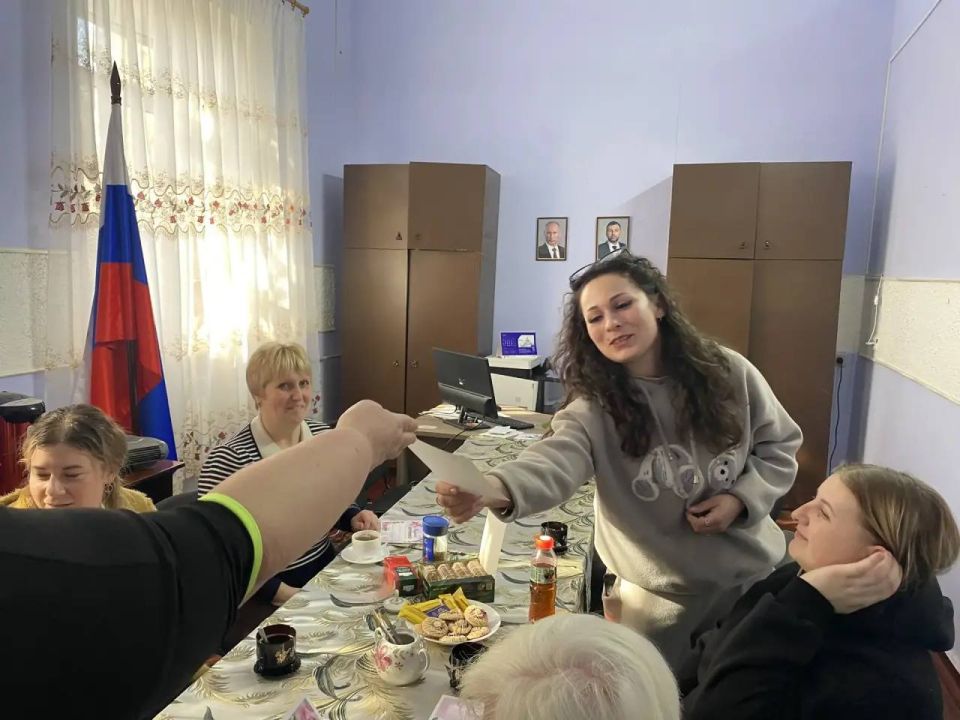 В преддверии 8 Марта, в Зугрэсском городском Дворце культуры прошла трогательная встреча с вдовами и матерями погибших на СВО В преддверии 8 Марта, в Зугрэсском городском Дворце культуры прошла трогательная встреча с вдовами и матерями погибших на СВО
