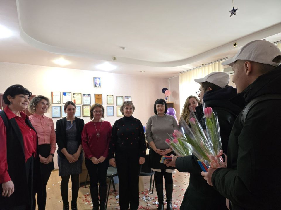 Сегодня, в преддверии Международного женского дня 8 Марта, сектор молодежной политики совместно с активистами Движения Первых поздравили Совет женщин города Дебальцево Сегодня, в преддверии Международного женского дня 8 Марта, сектор молодежной политики совместно с активистами Движения Первых поздравили Совет женщин города Дебальцево