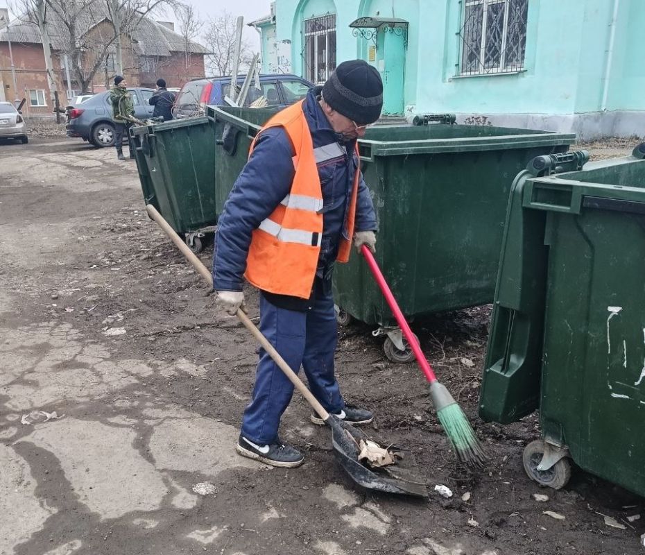 5 марта, с целью приведения территории в надлежащее санитарное состояние силами МУП АГМ «Коммунальник-15» проведены работы по уборке контейнерной площадки по ул. Кремлевская в районе жилого дома № 34 5 марта, с целью приведения территории в надлежащее санитарное состояние силами МУП АГМ «Коммунальник-15» проведены работы по уборке контейнерной площадки по ул. Кремлевская в районе жилого дома № 34