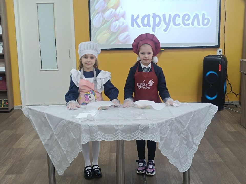В библиотеке Кировского прошло мероприятие к Международному женскому дню В библиотеке Кировского прошло мероприятие к Международному женскому дню