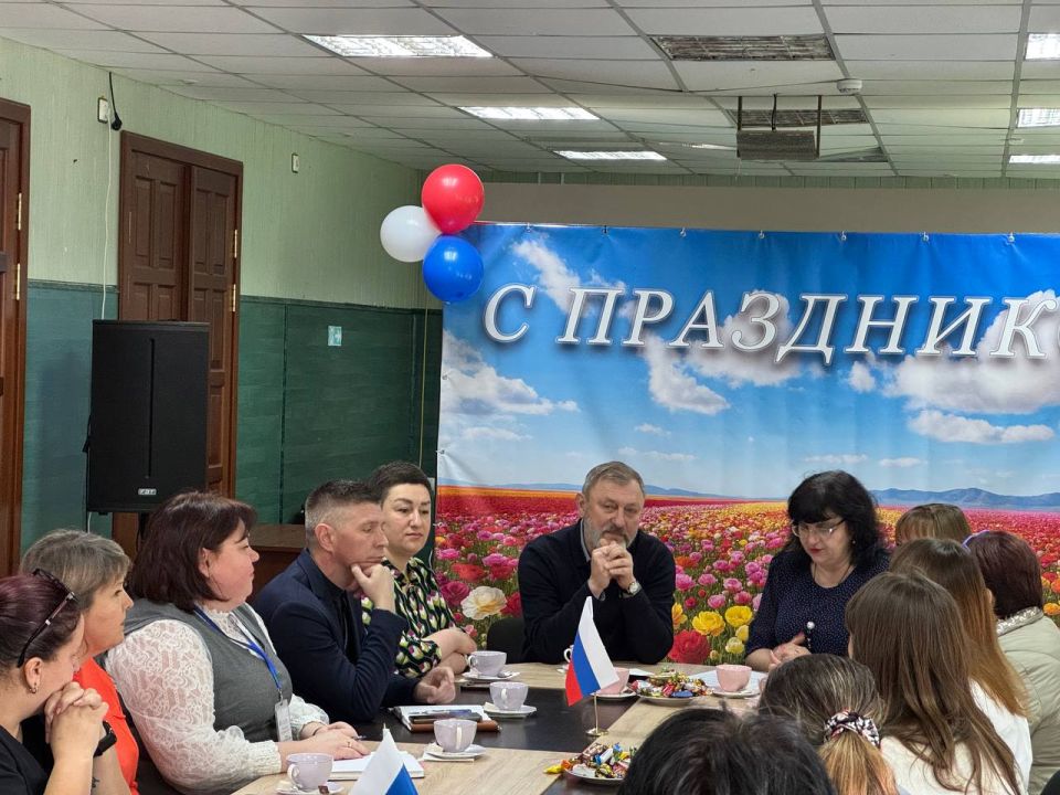 В преддверии Международного женского дня, в рамках партийного проекта "Крепкая семья" в посёлке Мангуш состоялась встреча Секретаря местного отделения партии "Единая Россия" Бориса Владимировича Тримы с многодетными семьями В преддверии Международного женского дня, в рамках партийного проекта "Крепкая семья" в посёлке Мангуш состоялась встреча Секретаря местного отделения партии "Единая Россия" Бориса Владимировича Тримы с многодетными семьями