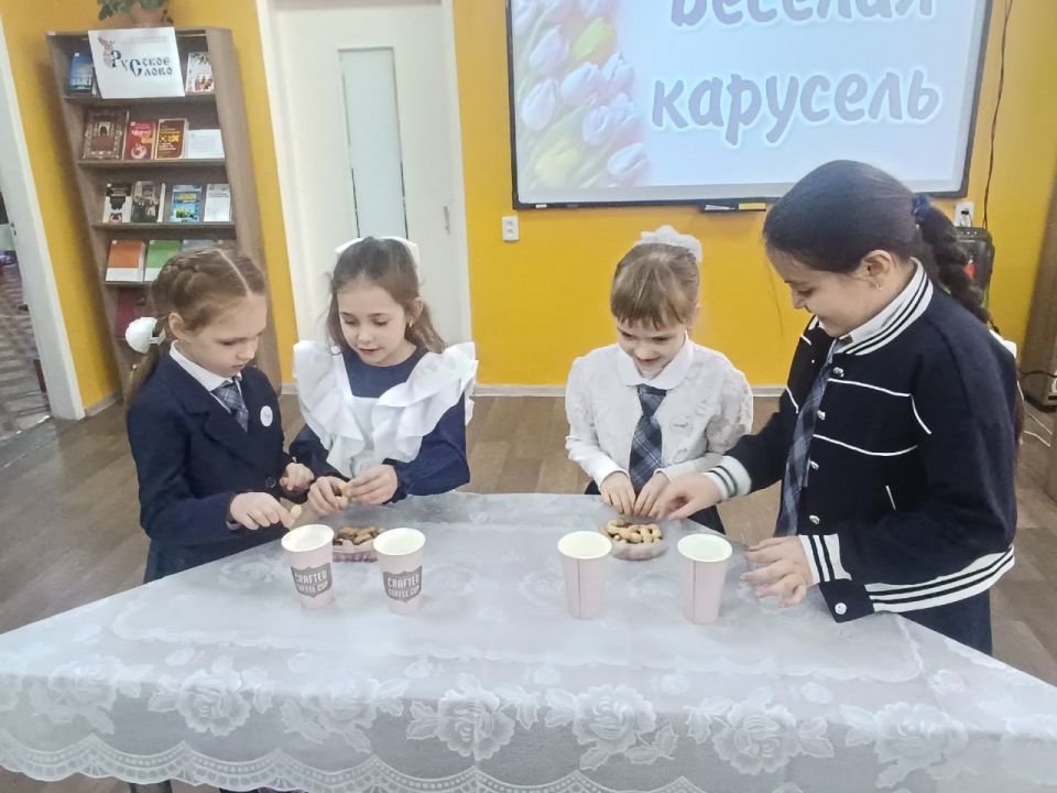 В библиотеке Кировского прошло мероприятие к Международному женскому дню В библиотеке Кировского прошло мероприятие к Международному женскому дню