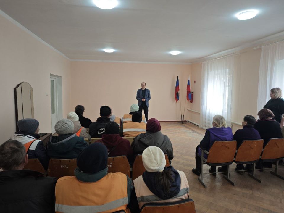 Заместитель главы администрации городского округа Дебальцево Евгений Глебов провел встречу с трудовым коллективом участка № 6 Енакиевского филиала Единого регионального фонда по управлению многоквартирными домами на... Заместитель главы администрации городского округа Дебальцево Евгений Глебов провел встречу с трудовым коллективом участка № 6 Енакиевского филиала Единого регионального фонда по управлению многоквартирными домами на...