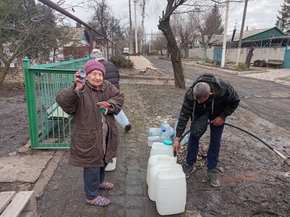 В Кировском внутригородском районе при поддержке региона-шефа Московская область продолжается подвоз воды для жителей домов, в которые в установленный графиком день не поступила вода В Кировском внутригородском районе при поддержке региона-шефа Московская область продолжается подвоз воды для жителей домов, в которые в установленный графиком день не поступила вода