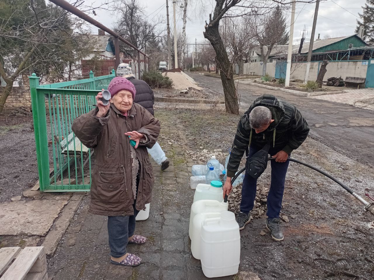 В Кировском внутригородском районе при поддержке региона-шефа Московская область продолжается подвоз воды для жителей домов, в которые в установленный графиком день не поступила вода В Кировском внутригородском районе при поддержке региона-шефа Московская область продолжается подвоз воды для жителей домов, в которые в установленный графиком день не поступила вода