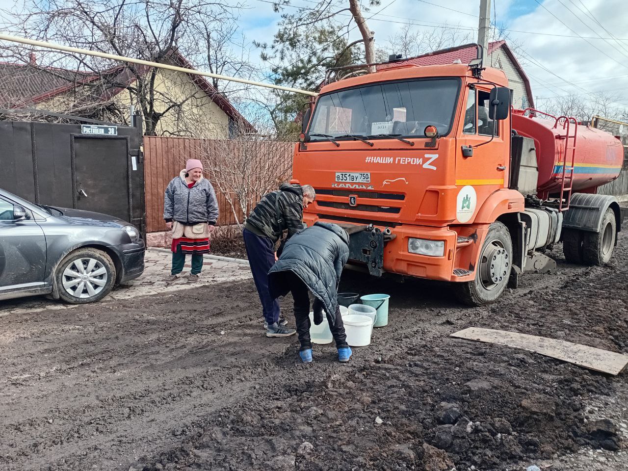 В Кировском внутригородском районе при поддержке региона-шефа Московская область продолжается подвоз воды для жителей домов, в которые в установленный графиком день не поступила вода В Кировском внутригородском районе при поддержке региона-шефа Московская область продолжается подвоз воды для жителей домов, в которые в установленный графиком день не поступила вода