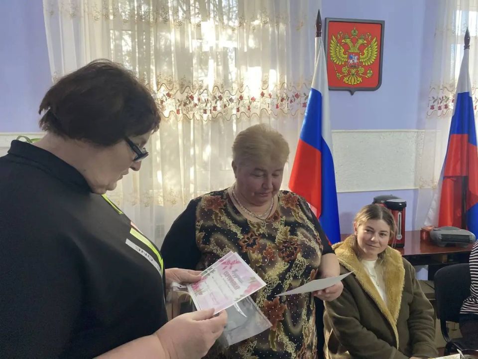 В преддверии 8 Марта, в Зугрэсском городском Дворце культуры прошла трогательная встреча с вдовами и матерями погибших на СВО В преддверии 8 Марта, в Зугрэсском городском Дворце культуры прошла трогательная встреча с вдовами и матерями погибших на СВО