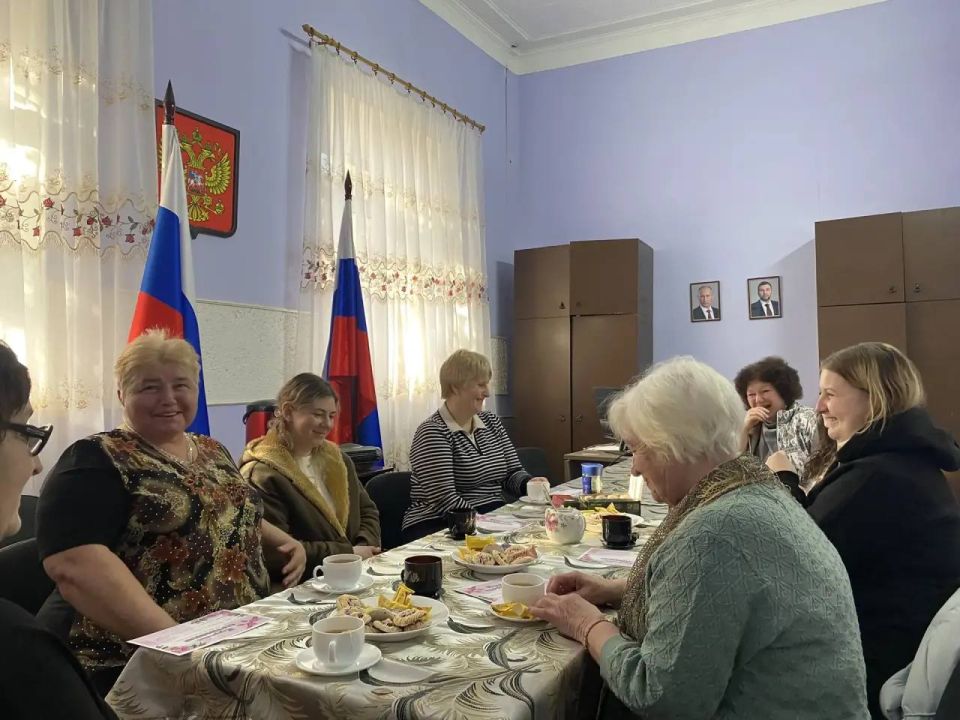 В преддверии 8 Марта, в Зугрэсском городском Дворце культуры прошла трогательная встреча с вдовами и матерями погибших на СВО В преддверии 8 Марта, в Зугрэсском городском Дворце культуры прошла трогательная встреча с вдовами и матерями погибших на СВО