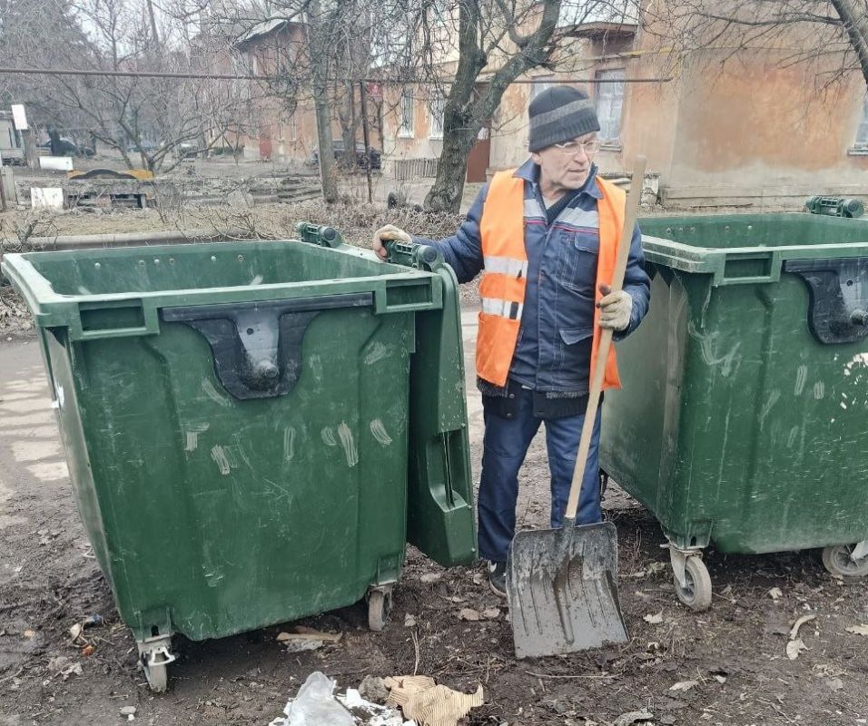 5 марта, с целью приведения территории в надлежащее санитарное состояние силами МУП АГМ «Коммунальник-15» проведены работы по уборке контейнерной площадки по ул. Кремлевская в районе жилого дома № 34 5 марта, с целью приведения территории в надлежащее санитарное состояние силами МУП АГМ «Коммунальник-15» проведены работы по уборке контейнерной площадки по ул. Кремлевская в районе жилого дома № 34