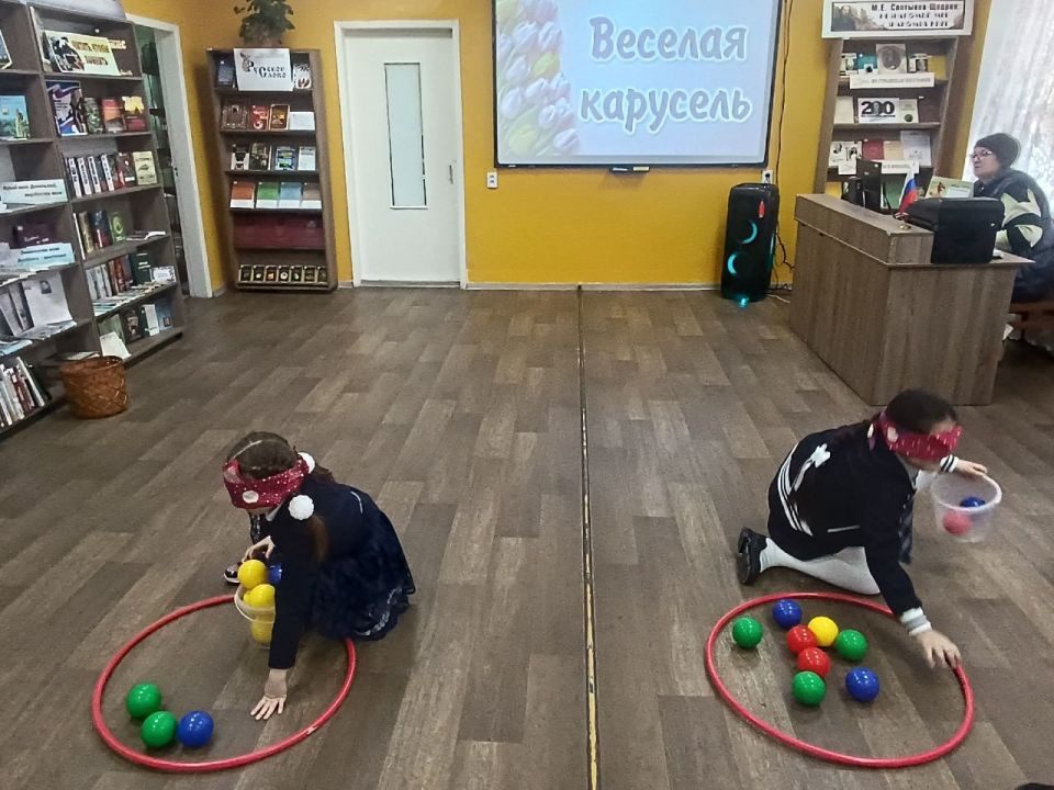 В библиотеке Кировского прошло мероприятие к Международному женскому дню В библиотеке Кировского прошло мероприятие к Международному женскому дню