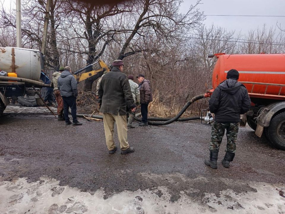 Рабочие Хабаровского края откачали воду на улице Степной в Дебальцево Рабочие Хабаровского края откачали воду на улице Степной в Дебальцево