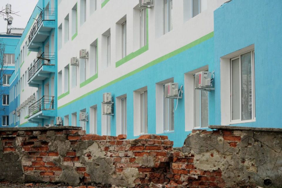 Легендарная больница «Водников»: В Мариуполе завершают восстановление корпусов поликлиники №2 Легендарная больница «Водников»: В Мариуполе завершают восстановление корпусов поликлиники №2