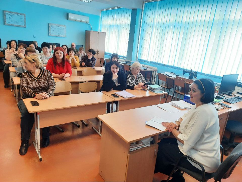 Член Общественного совета округа провела рабочую встречу с педагогами и сотрудниками школы Член Общественного совета округа провела рабочую встречу с педагогами и сотрудниками школы