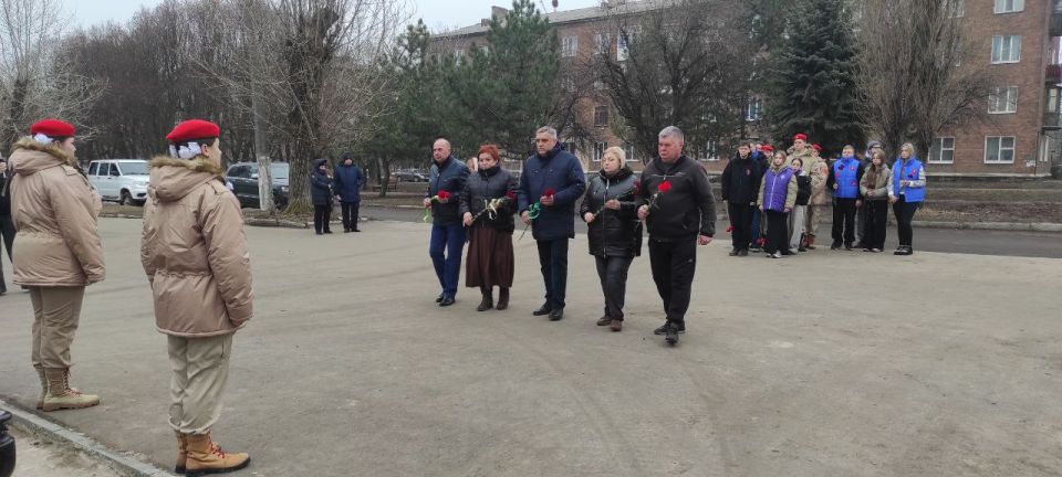 Сегодня, 5 марта, руководитель Управы Кировского внутригородского района Администрации городского округа Макеевка Донецкой Народной Республики Андрей Хорошко, депутат Народного Совета Наталья Бурцева, депутаты Макеевского... Сегодня, 5 марта, руководитель Управы Кировского внутригородского района Администрации городского округа Макеевка Донецкой Народной Республики Андрей Хорошко, депутат Народного Совета Наталья Бурцева, депутаты Макеевского...