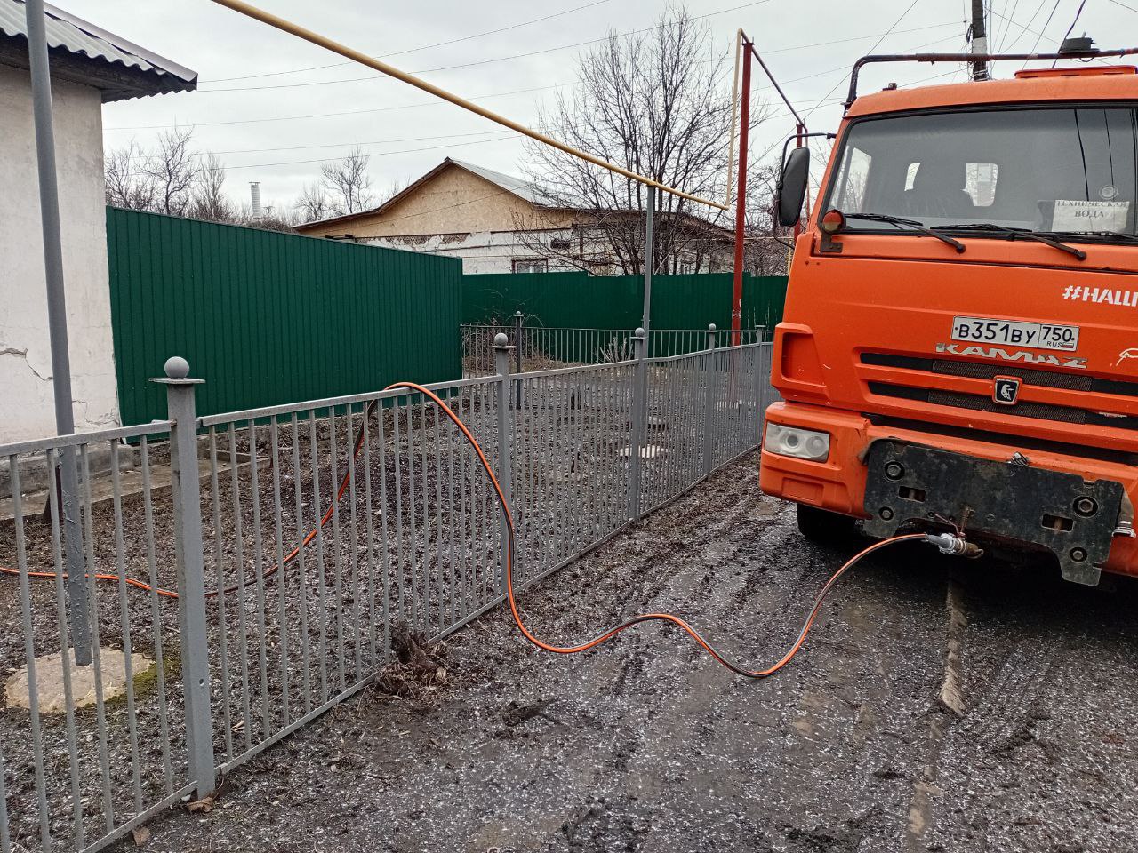 В Кировском внутригородском районе при поддержке региона-шефа Московская область продолжается подвоз воды для жителей домов, в которые в установленный графиком день не поступила вода В Кировском внутригородском районе при поддержке региона-шефа Московская область продолжается подвоз воды для жителей домов, в которые в установленный графиком день не поступила вода