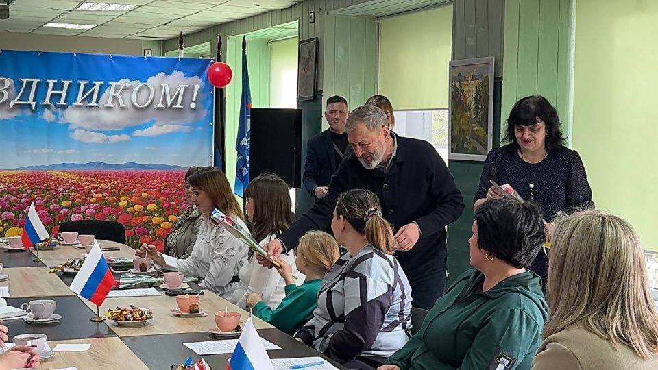 В преддверии Международного женского дня, в рамках партийного проекта "Крепкая семья" в посёлке Мангуш состоялась встреча Секретаря местного отделения партии "Единая Россия" Бориса Владимировича Тримы с многодетными семьями В преддверии Международного женского дня, в рамках партийного проекта "Крепкая семья" в посёлке Мангуш состоялась встреча Секретаря местного отделения партии "Единая Россия" Бориса Владимировича Тримы с многодетными семьями