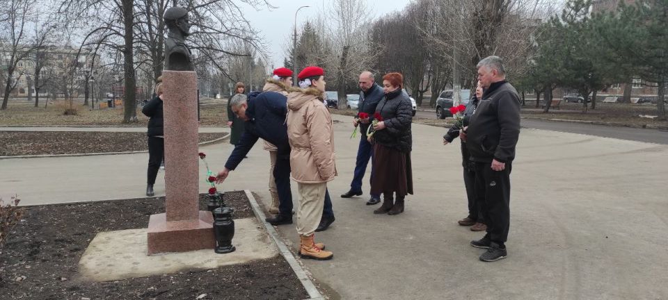 Сегодня, 5 марта, руководитель Управы Кировского внутригородского района Администрации городского округа Макеевка Донецкой Народной Республики Андрей Хорошко, депутат Народного Совета Наталья Бурцева, депутаты Макеевского... Сегодня, 5 марта, руководитель Управы Кировского внутригородского района Администрации городского округа Макеевка Донецкой Народной Республики Андрей Хорошко, депутат Народного Совета Наталья Бурцева, депутаты Макеевского...